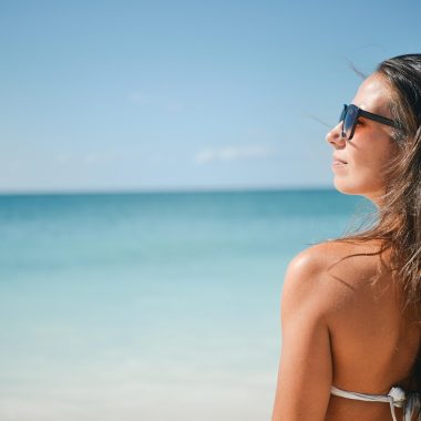 Vrouw die zachtjes een luxe stof voelt in een stijlvolle omgeving