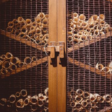 Meubelmaker in een Nederlandse werkplaats die een houten kast op maat vervaardigt