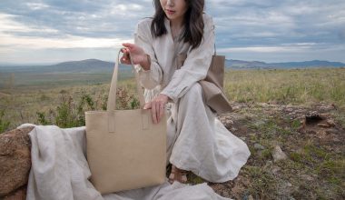 Vrouw die een structured bag draagt en daarmee haar silhouet optisch in balans brengt