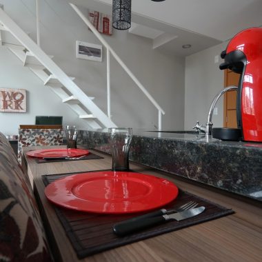 Een stijlvol koffiehoekje op het aanrecht met een espressomachine en accessoires